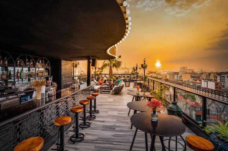 Top 10 Rooftop bar Hanoi sở hữu view săn ảnh cực chất