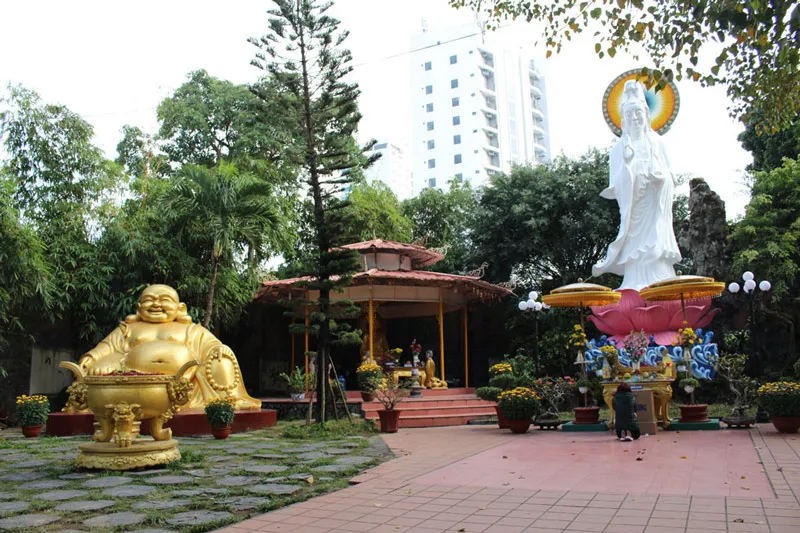 Vãn cảnh chùa Pháp Lâm Đà Nẵng, không gian linh thiêng và cổ kính