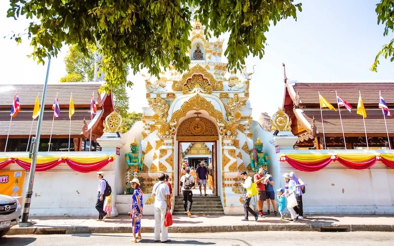 Wat Chedi Luang cổ kính và linh thiêng giữa lòng Chiang Mai