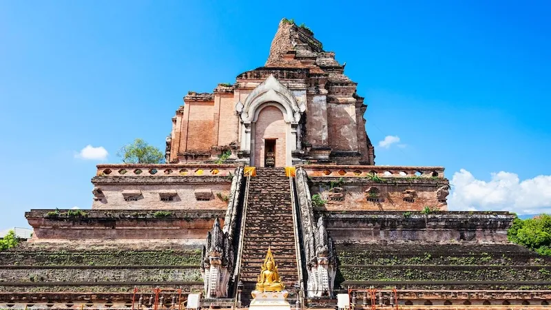 Wat Chedi Luang cổ kính và linh thiêng giữa lòng Chiang Mai