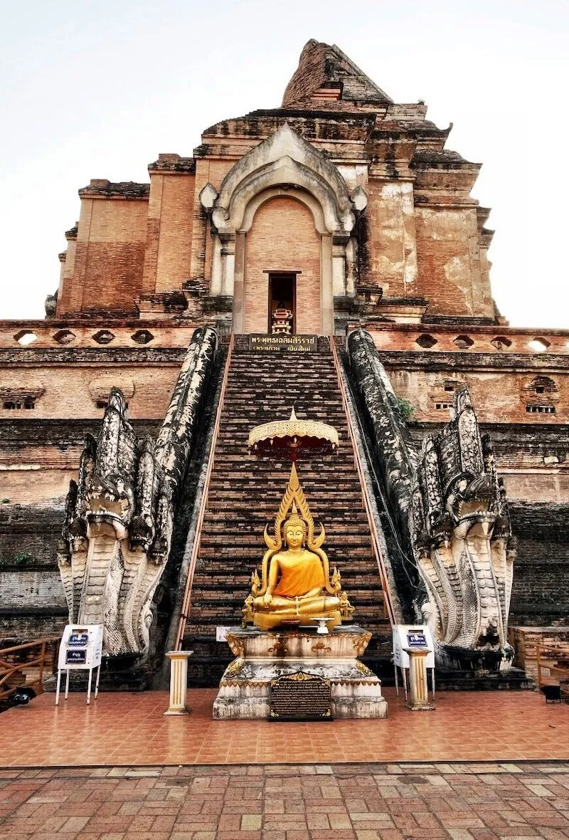 Wat Chedi Luang cổ kính và linh thiêng giữa lòng Chiang Mai