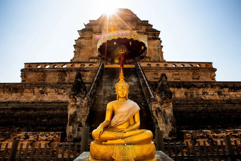 Wat Chedi Luang cổ kính và linh thiêng giữa lòng Chiang Mai