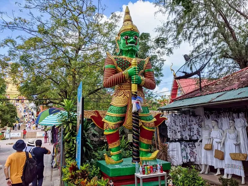 Wat Phra Yai, chùa Phật Lớn uy nghiêm trên ngọn đồi ở Thái Lan