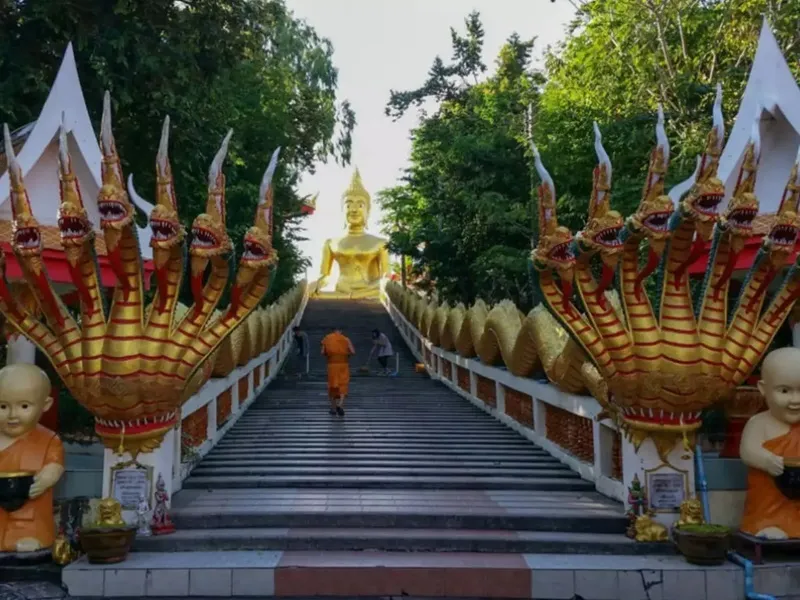 Wat Phra Yai, chùa Phật Lớn uy nghiêm trên ngọn đồi ở Thái Lan