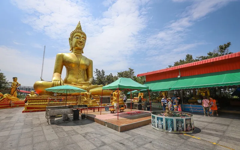 Wat Phra Yai, chùa Phật Lớn uy nghiêm trên ngọn đồi ở Thái Lan