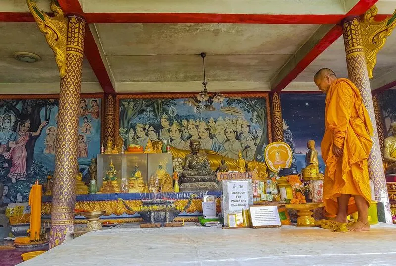 Wat Phra Yai, chùa Phật Lớn uy nghiêm trên ngọn đồi ở Thái Lan