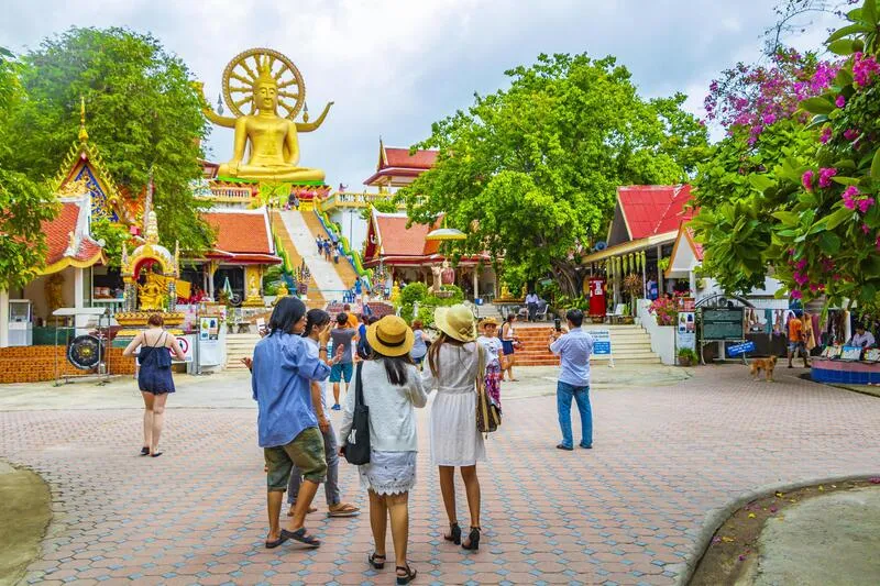 Wat Phra Yai, chùa Phật Lớn uy nghiêm trên ngọn đồi ở Thái Lan