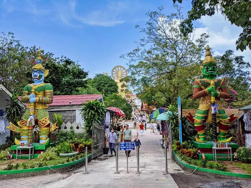 Wat Phra Yai, chùa Phật Lớn uy nghiêm trên ngọn đồi ở Thái Lan