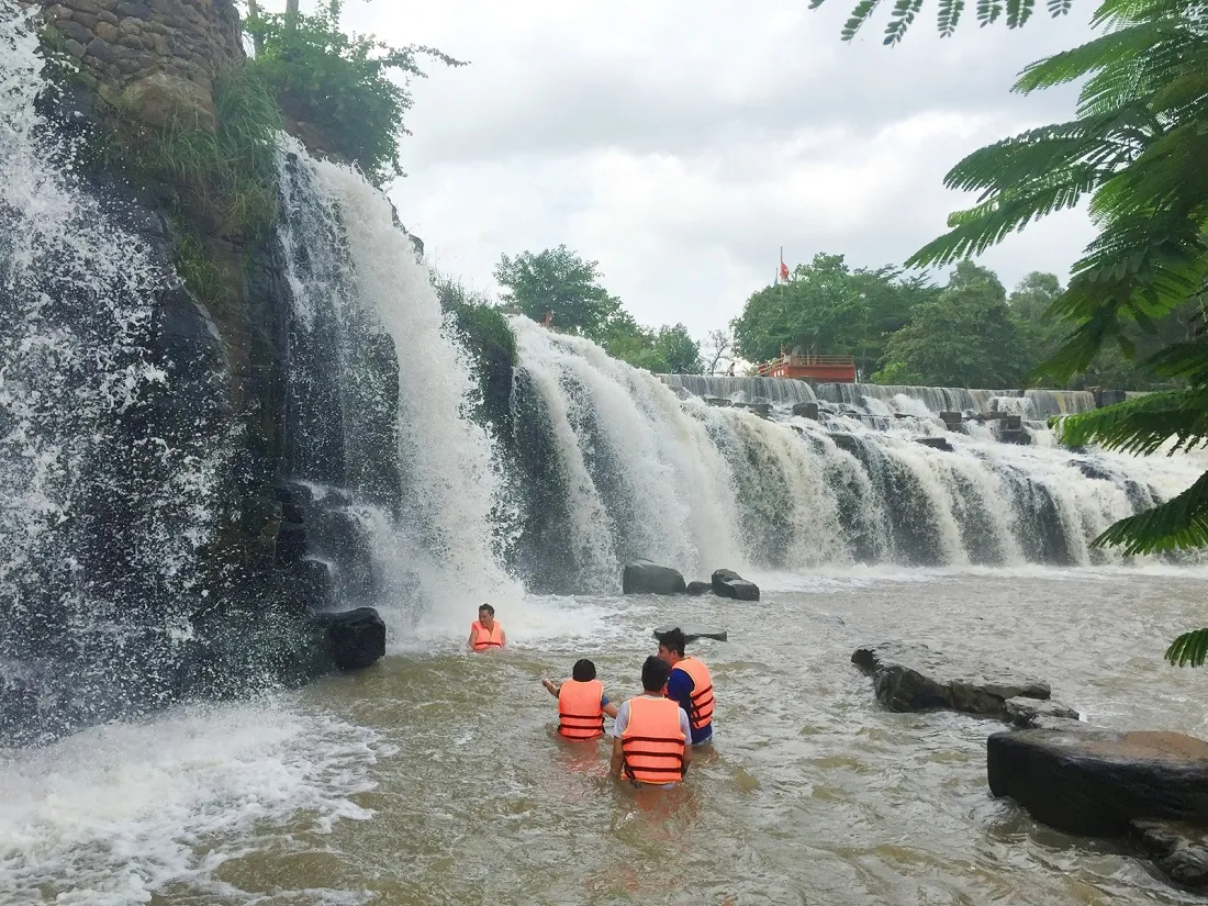 Xõa banh nóc với trải nghiệm trượt thác dài 3km thót tim ở Thác nước Hòa Phú Thành, Đà Nẵng